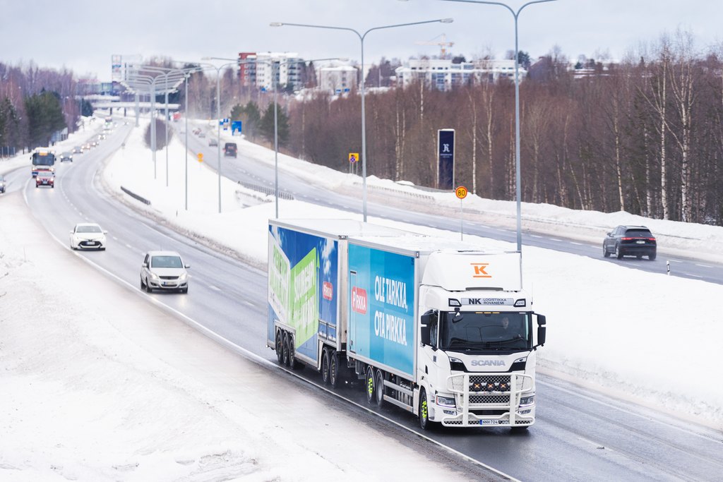 Rekka ajamassa elintarvikekuljetusta moottoritiellä